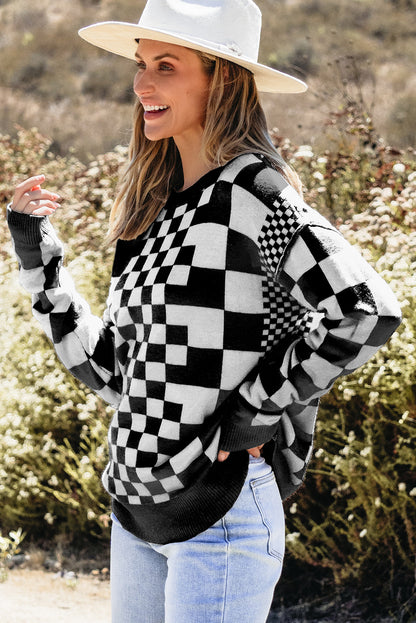 Schwarzer Pullover mit Karomuster und überschnittener Schulterpartie und Rundhalsausschnitt