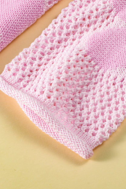 Hellrosa Strickpullover mit großer Blume und tief angesetzter Schulterpartie