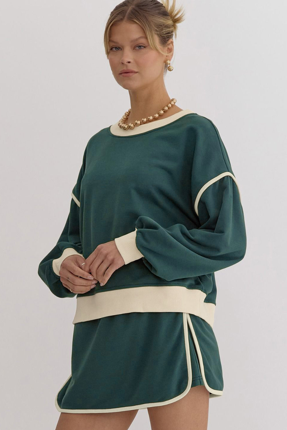 Evergreen Set mit lockerem Pullover in Kontrastfarbe und Skort mit Schnürung in der Taille