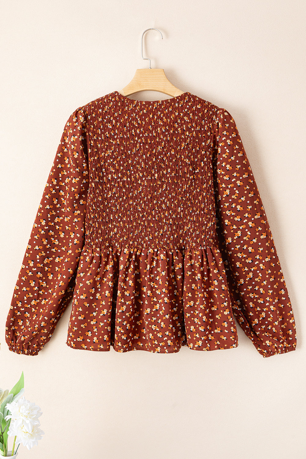 Boho-Bluse mit Blumenmuster, gesmokten Büsten und Rüschen und Schößchen