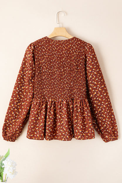 Boho-Bluse mit Blumenmuster, gesmokten Büsten und Rüschen und Schößchen