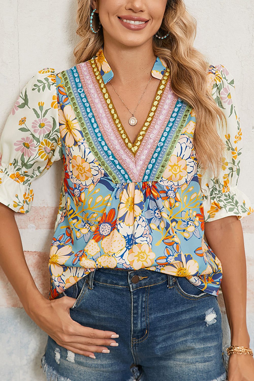 Mehrfarbige gehäkelte Boho-Blumenbluse mit V-Ausschnitt und halben Ärmeln