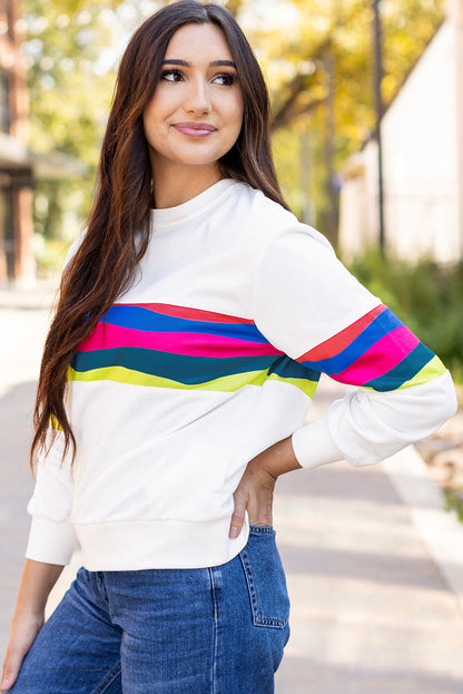 Weißes, langärmliges T-Shirt mit bunten Streifen