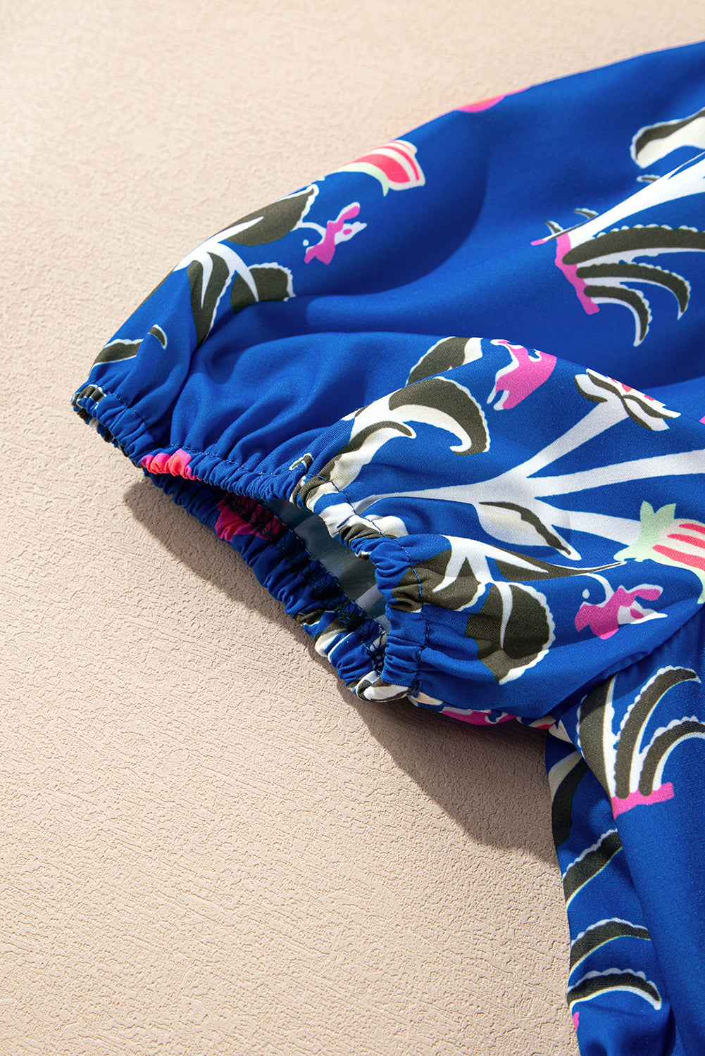 Himmelblaues Maxikleid mit Blumenmuster, kurzen Ärmeln, V-Ausschnitt und hoher Taille