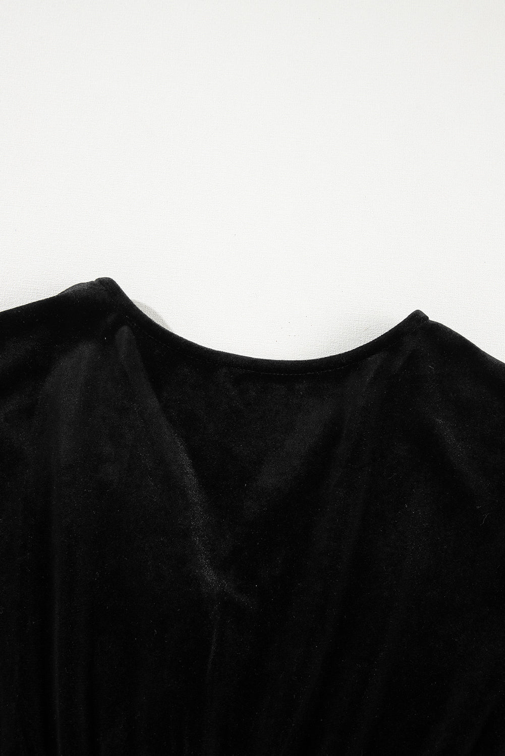 Schwarzes Midikleid aus Samt mit Knöpfen, Puffärmeln, V-Ausschnitt und Schlitz
