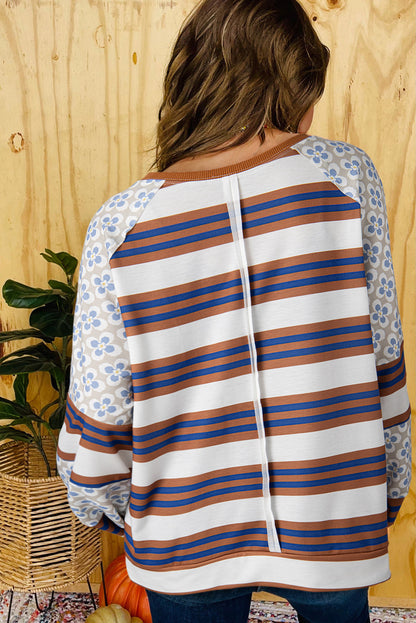 Weiße Bluse mit Streifen und Blumenmuster im Patchwork-Stil und Laternenärmeln