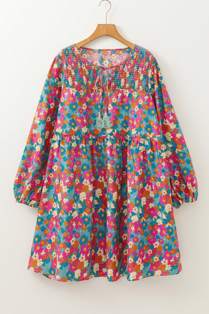Himmelblaues, gestuftes Minikleid mit Blumenmuster und gerafften Rüschen in Übergröße