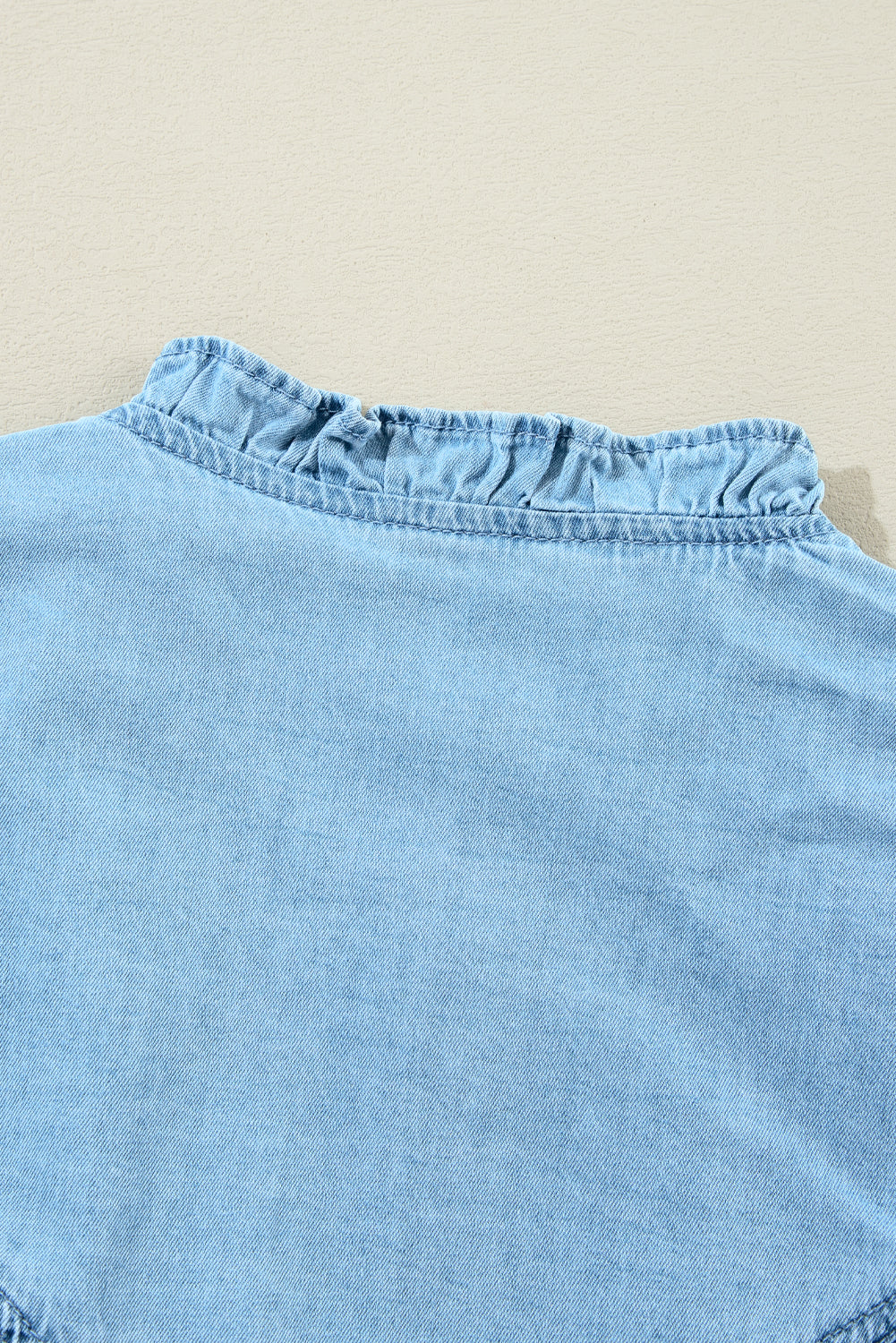 Myosotis – Gerüschtes, geknöpftes Etuikleid aus Denim mit V-Ausschnitt