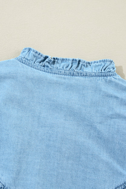 Myosotis – Gerüschtes, geknöpftes Etuikleid aus Denim mit V-Ausschnitt