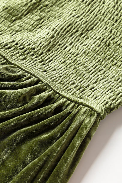 Moosgrünes Samtkleid mit gesmoktem Oberteil und Rüschenkragen