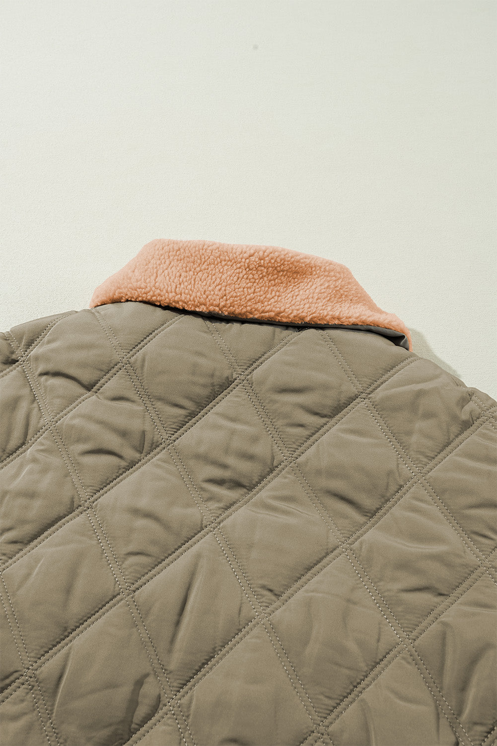 Jungle Green – Gesteppte Pufferjacke mit Teddykragen und Pattentaschen