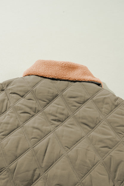 Jungle Green – Gesteppte Pufferjacke mit Teddykragen und Pattentaschen