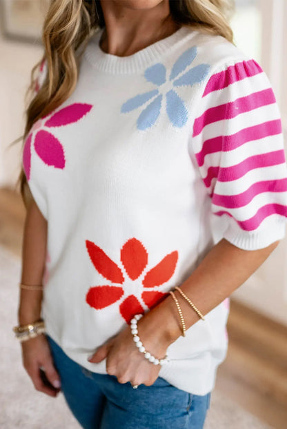 Weißes T-Shirt mit Blumenmuster und gestreiften Ärmeln