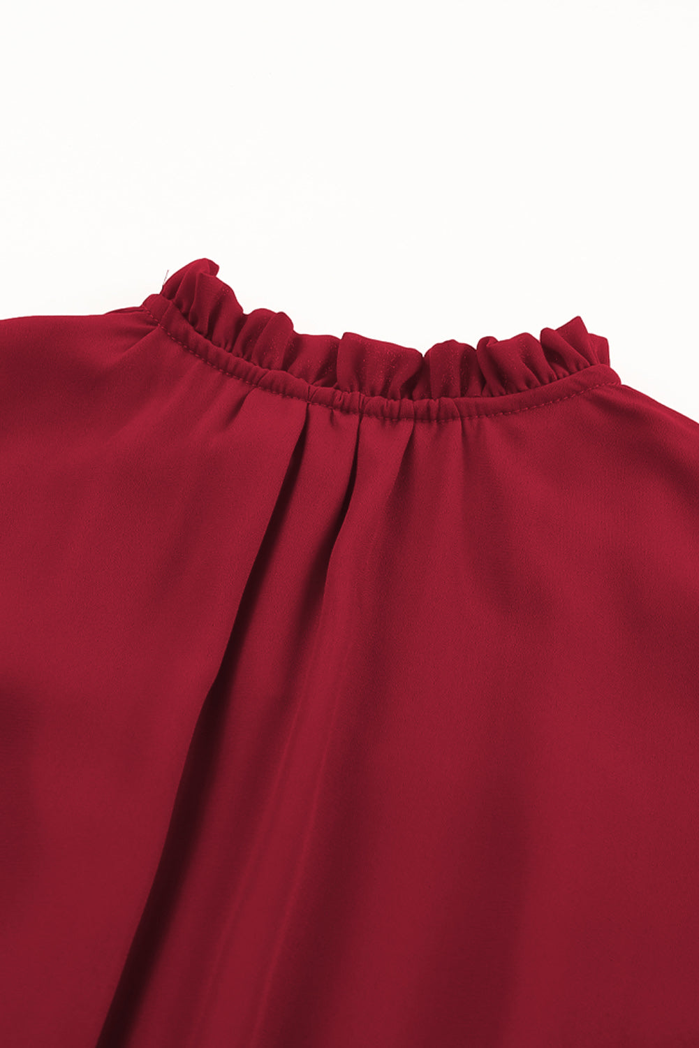 Langärmliges Minikleid mit Rüschen und V-Ausschnitt