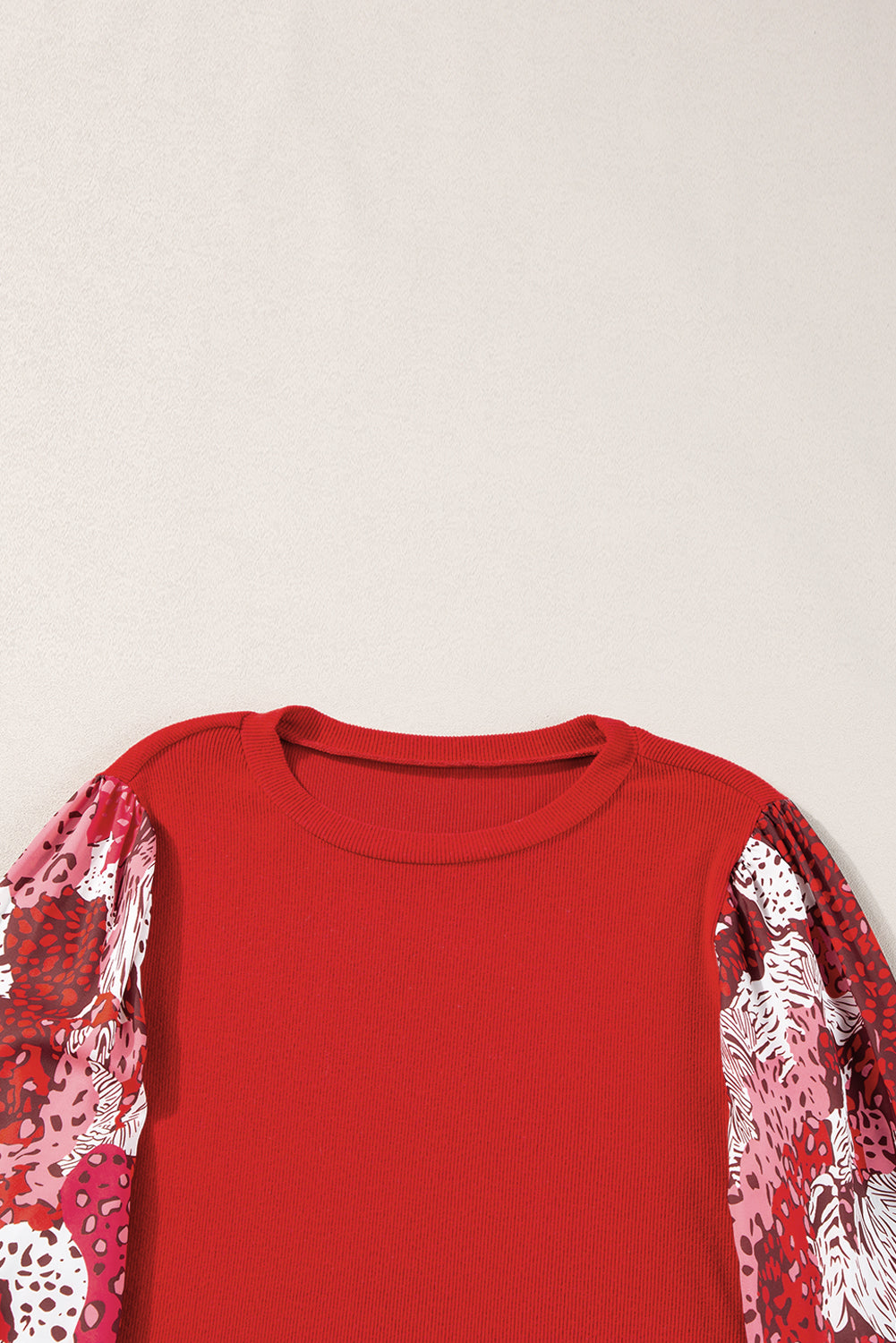 Feuerrotes Patchwork-Oberteil mit kontrastierendem Animalprint und Laternenärmeln