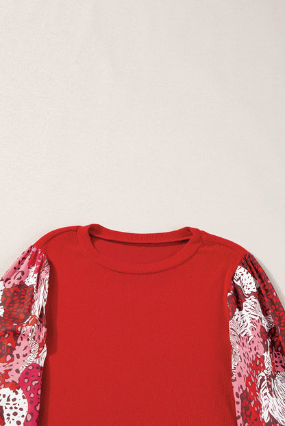 Feuerrotes Patchwork-Oberteil mit kontrastierendem Animalprint und Laternenärmeln