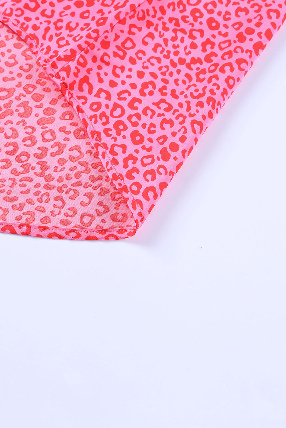 Oversize-Oberteil mit V-Ausschnitt und Halbarm und Leopardenmuster in Rosa