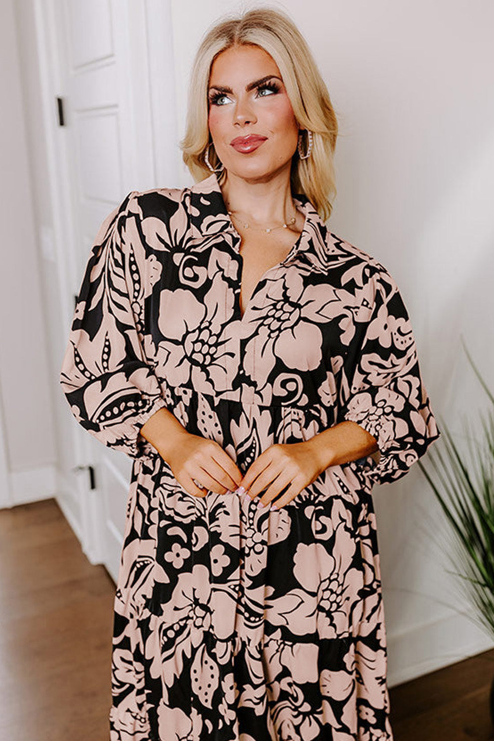 Schwarzes Maxikleid mit Blumenmuster und Kragen in Übergröße