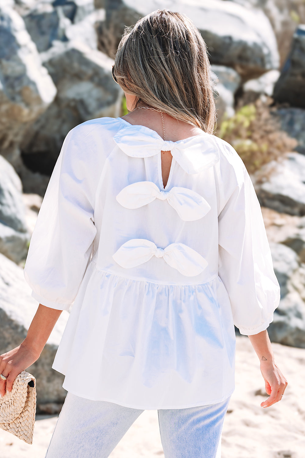 Weiße Bluse mit 3/4-Ärmeln und Schleife und Cut-Out auf der Rückseite