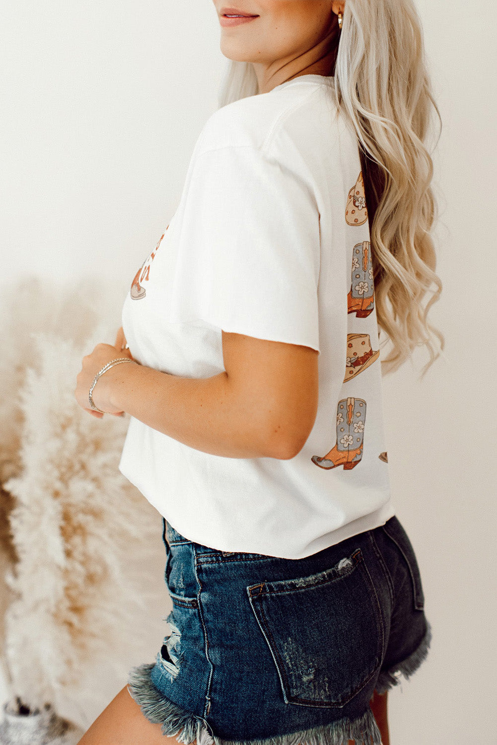 Weißes T-Shirt mit doppelseitiger Grafik mit Cowboyhut und Stiefeln
