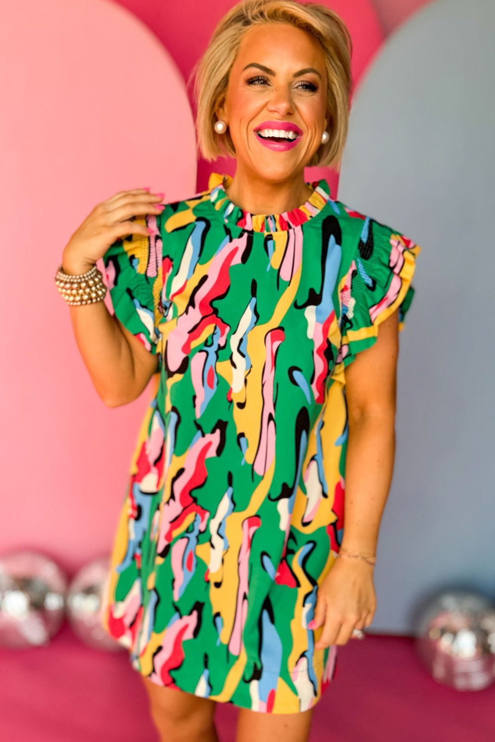 Grünes Minikleid mit abstraktem Print, Rüschenkragen und Rüschenärmeln