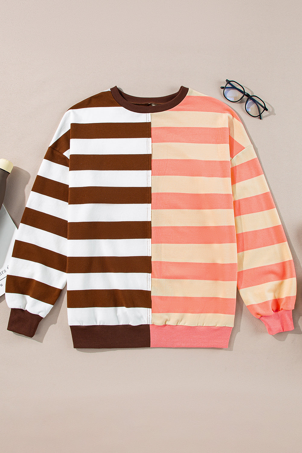 Braunes Pullover-Sweatshirt mit Streifen und Farbblockdesign und überschnittener Schulter