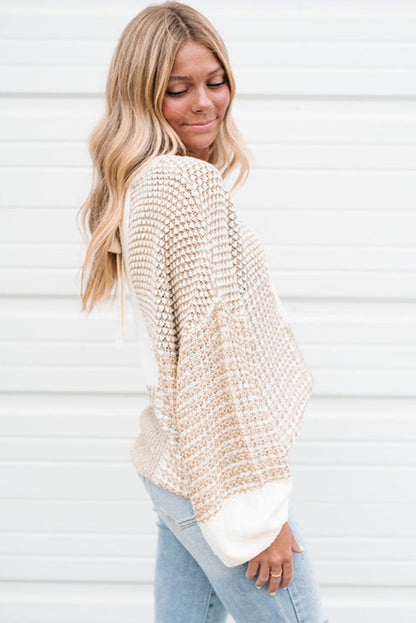 Haferflockenfarbener Strickpullover mit gemischtem Muster und Schlüssellochausschnitt und überschnittener Schulter
