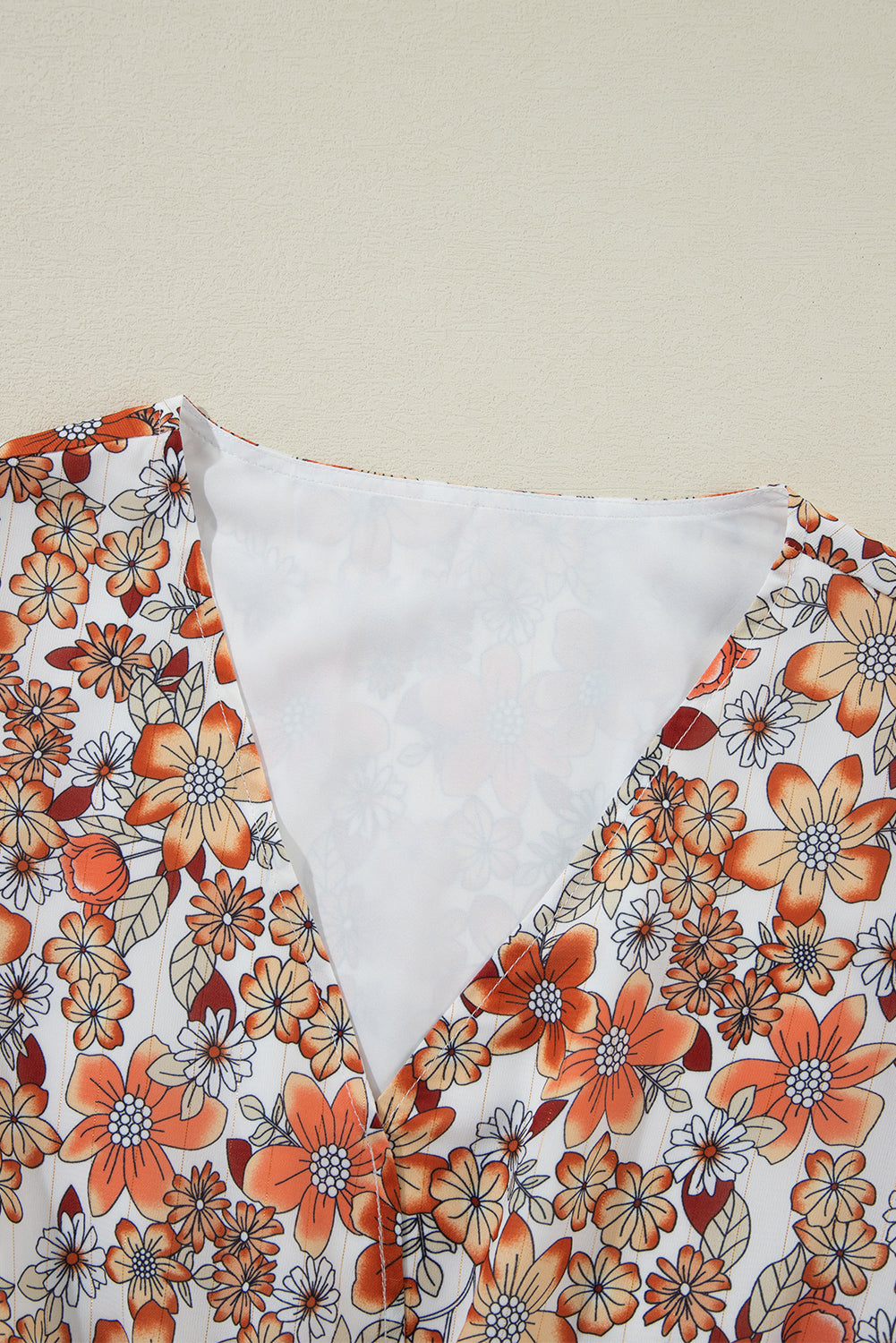 Khakifarbenes, gerüschtes, gestuftes, langärmliges Midikleid mit V-Ausschnitt und Blumenmuster