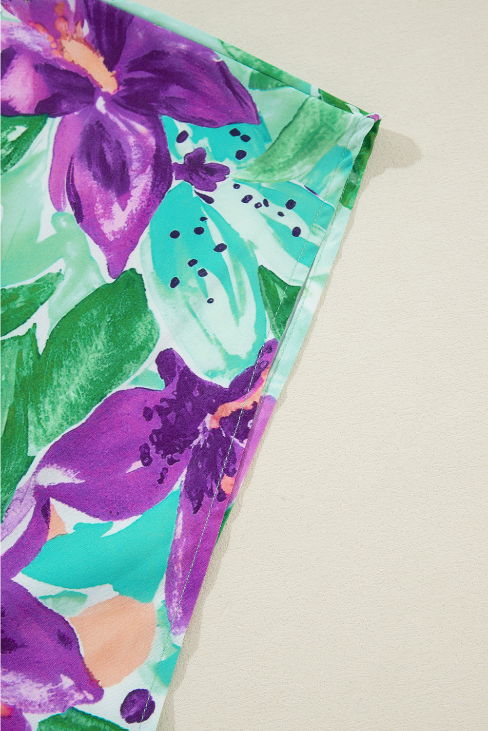 Grünes Boho-Minikleid mit Blumenmuster und halblangen Ärmeln, V-Ausschnitt und geraffter Taille