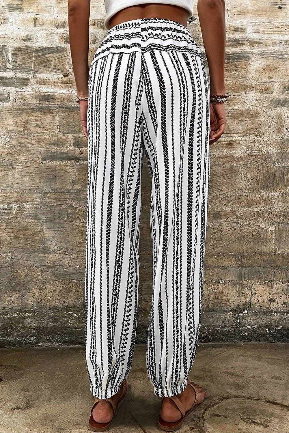 Schwarze gestreifte Freizeithose mit Boho-Streifenmuster