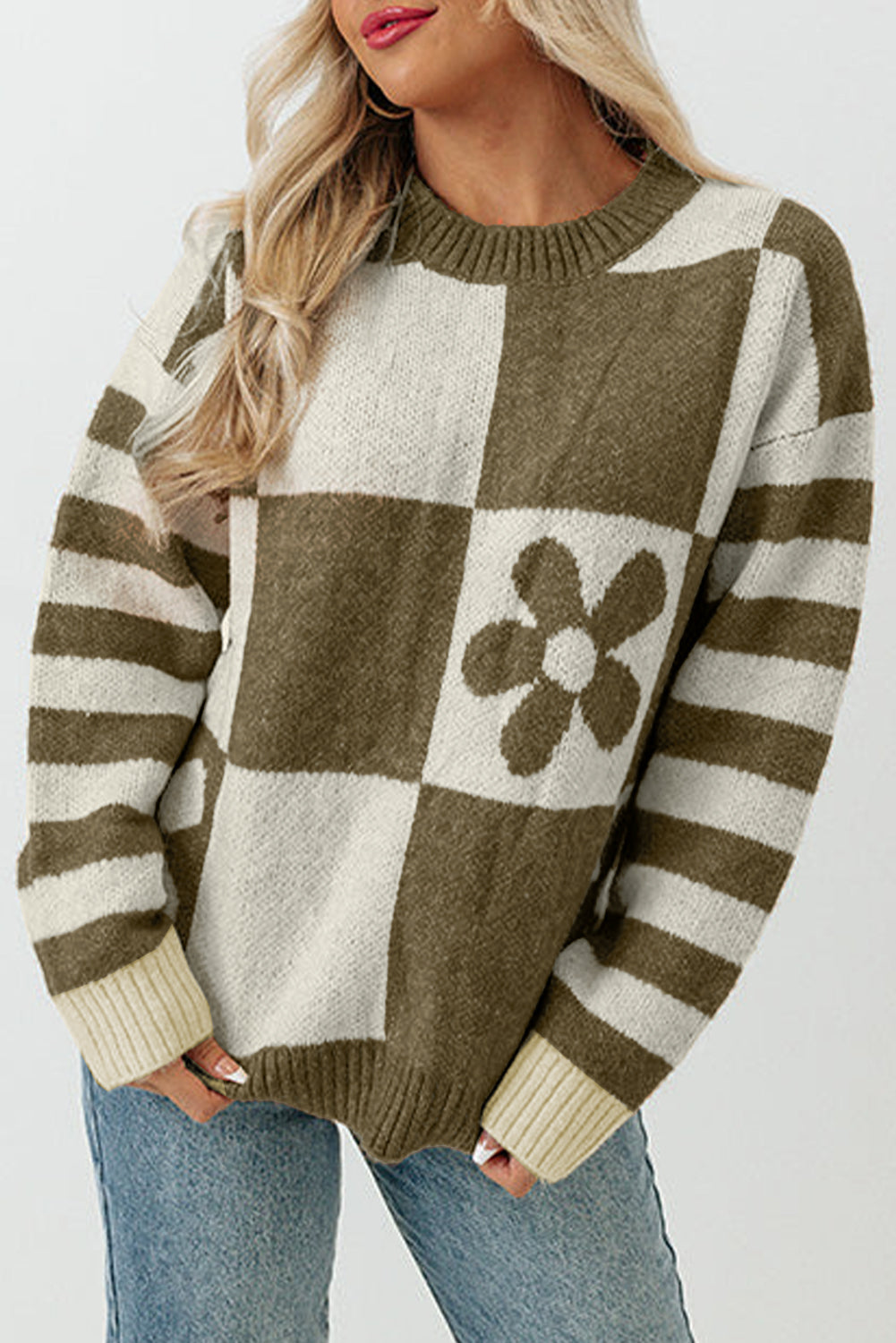 Grün karierter Pullover mit Blumenmuster und gestreiften Ärmeln