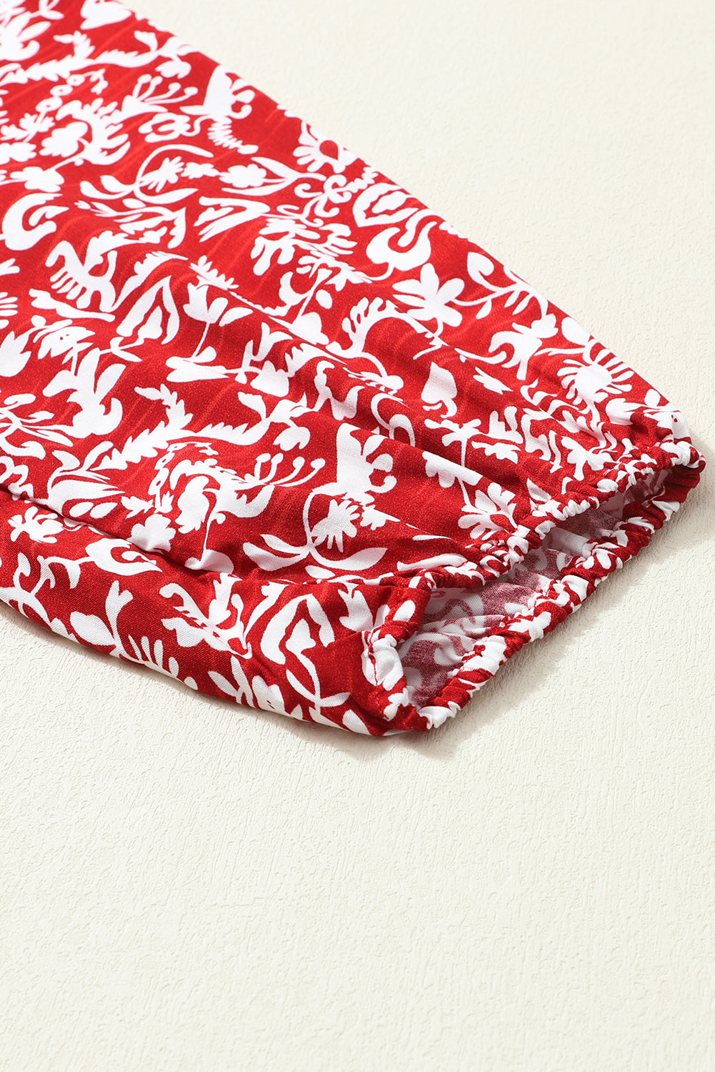 Burgunderrote Bluse mit Blumenmuster und gesmoktem Kragen und Schleife