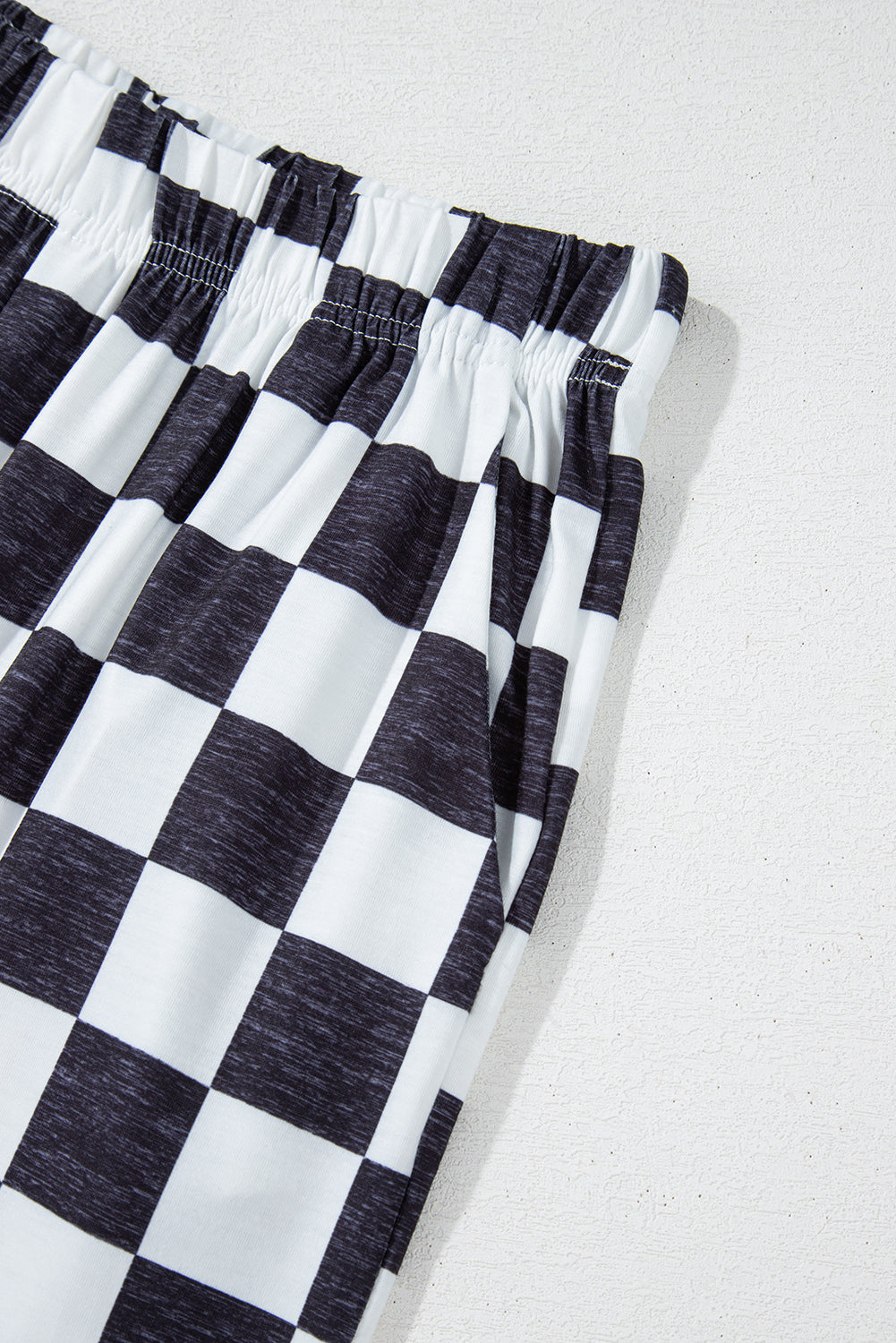 Schwarze Hose mit weitem Bein und hoher Taille im zweifarbigen Karomuster