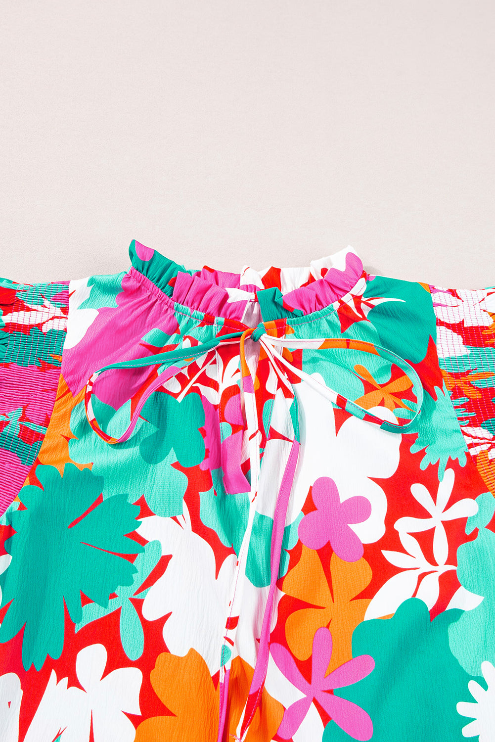 Grüne Bluse mit Blumenmuster, Krawatte, Schlitz am Hals und Rüschenbesatz