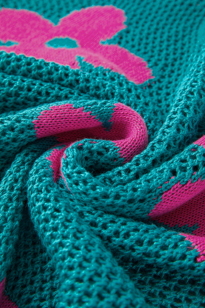 Seegrüner Strickpullover mit großer Blume und tief angesetzten Schultern