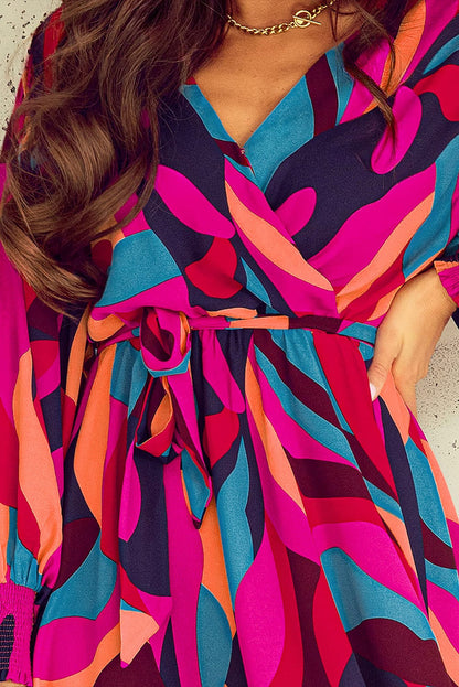 Feuerrotes Minikleid mit abstraktem Print und Gürtel und Puffärmeln