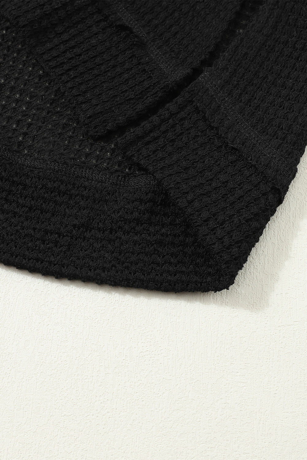 Schwarzes Oversize-Oberteil mit hohen Schlitzen und Waffelstrick