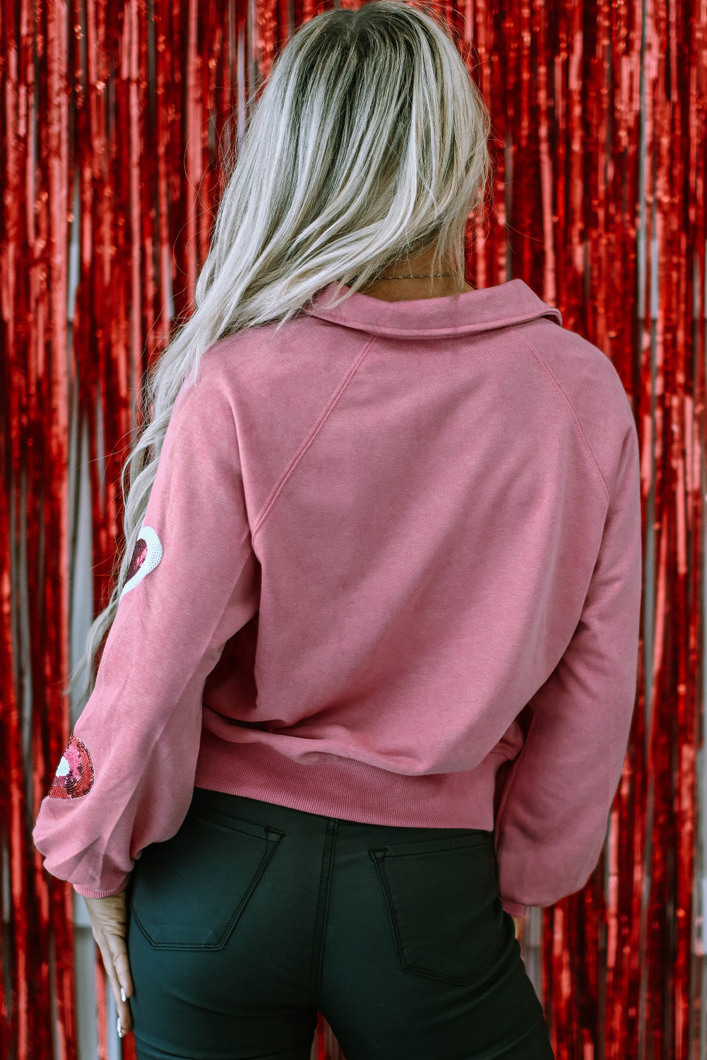 Rosa Sweatshirt mit Pailletten und Herz-Druckknöpfen in Mineralwaschung und Kragen