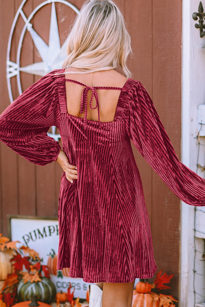 Rotes Babydoll-Kleid aus Samt mit Bindeband und quadratischem Ausschnitt