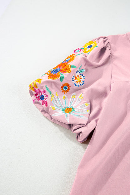 Rosa Bluse mit Blumenstickerei, Puffärmeln und Schlitz am Ausschnitt