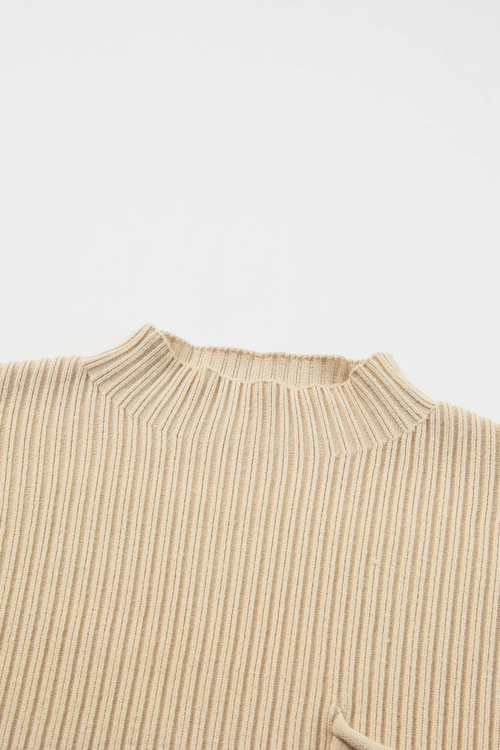 Haferflockenfarbener Rippstrickpullover mit aufgesetzten Taschen und kurzen Ärmeln