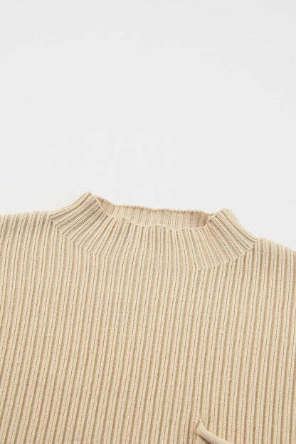 Haferflockenfarbener Rippstrickpullover mit aufgesetzten Taschen und kurzen Ärmeln