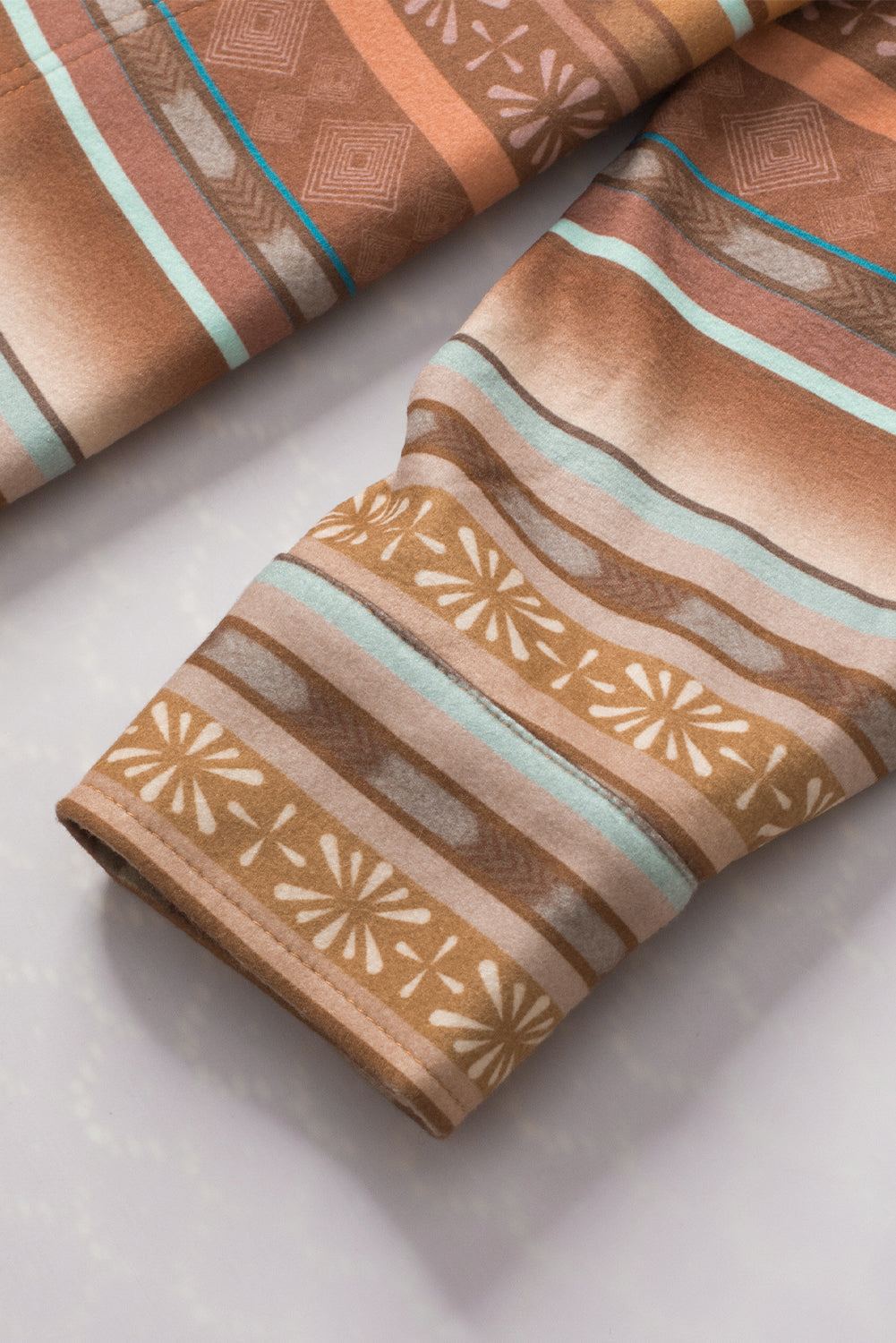 Braune Fleecejacke mit Western-Print