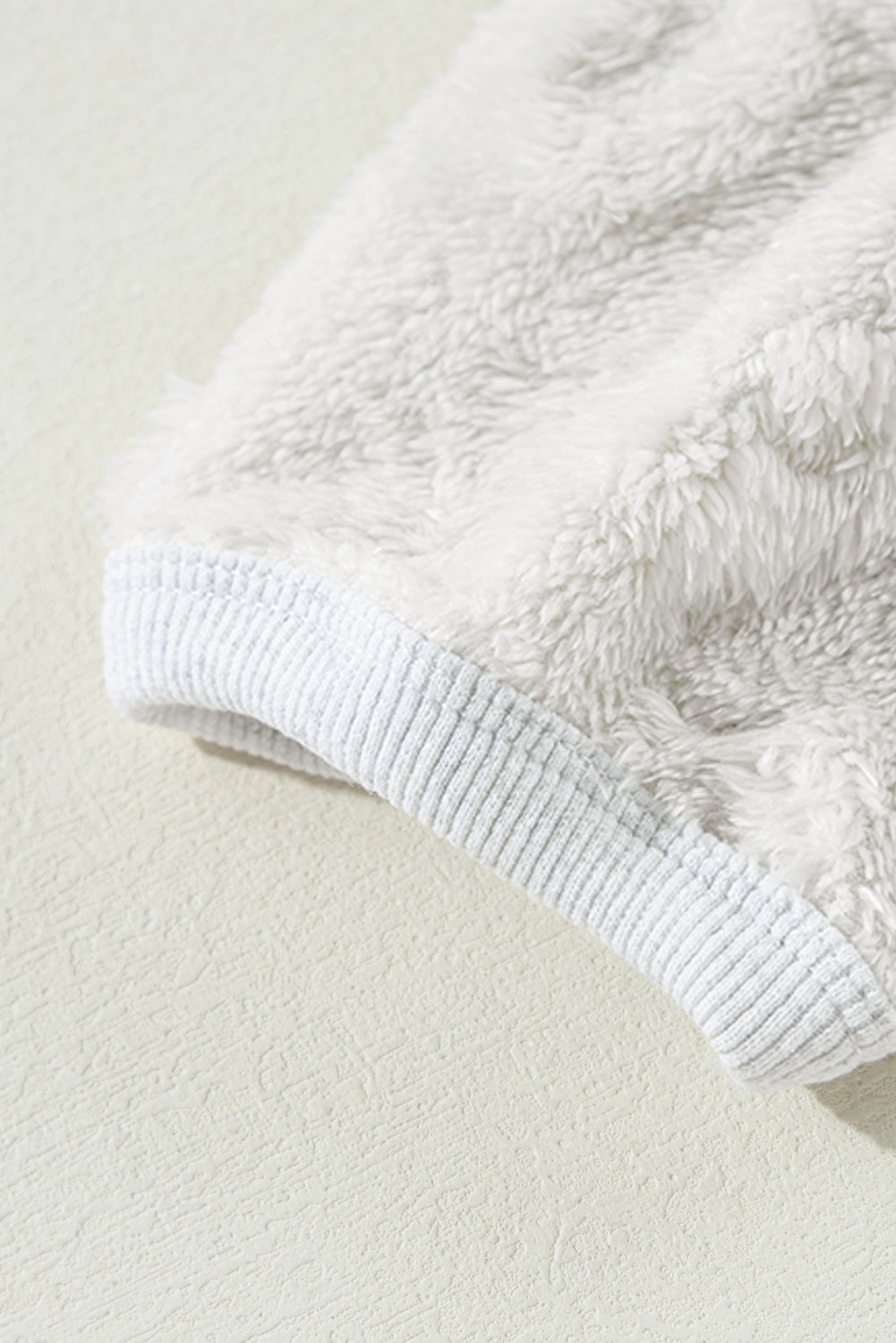 Hellgraues, strukturiertes, lockeres, zweiteiliges Lounge-Set aus Fleece mit Leopardenmuster