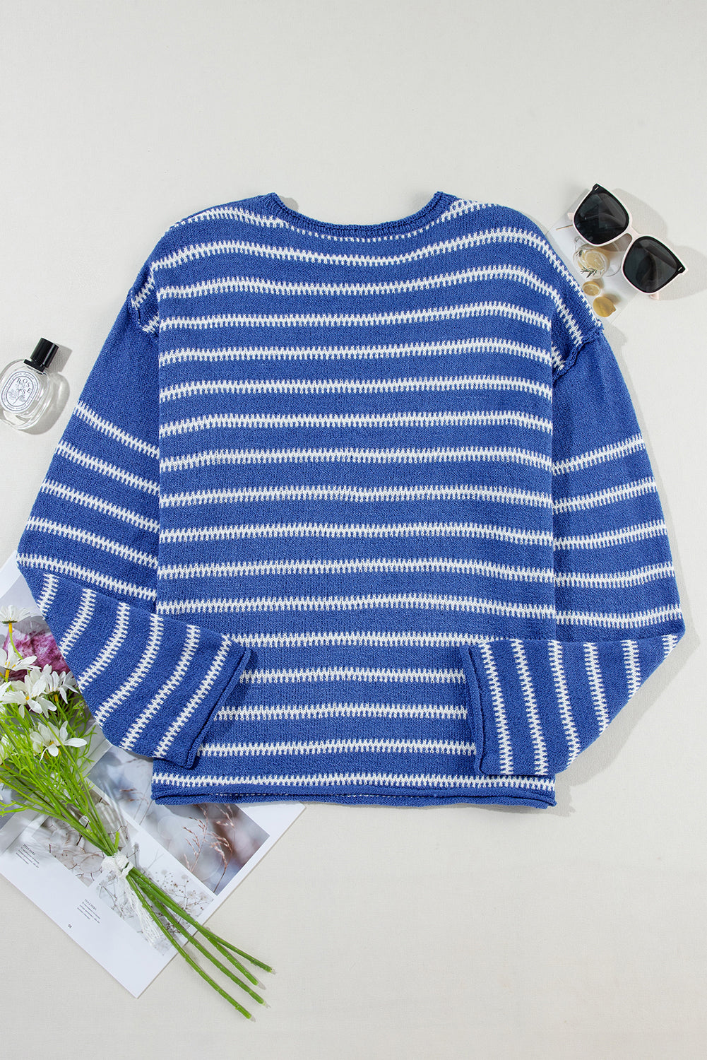 Himmelblauer, gestreifter Freizeitpullover mit überschnittener Schulter