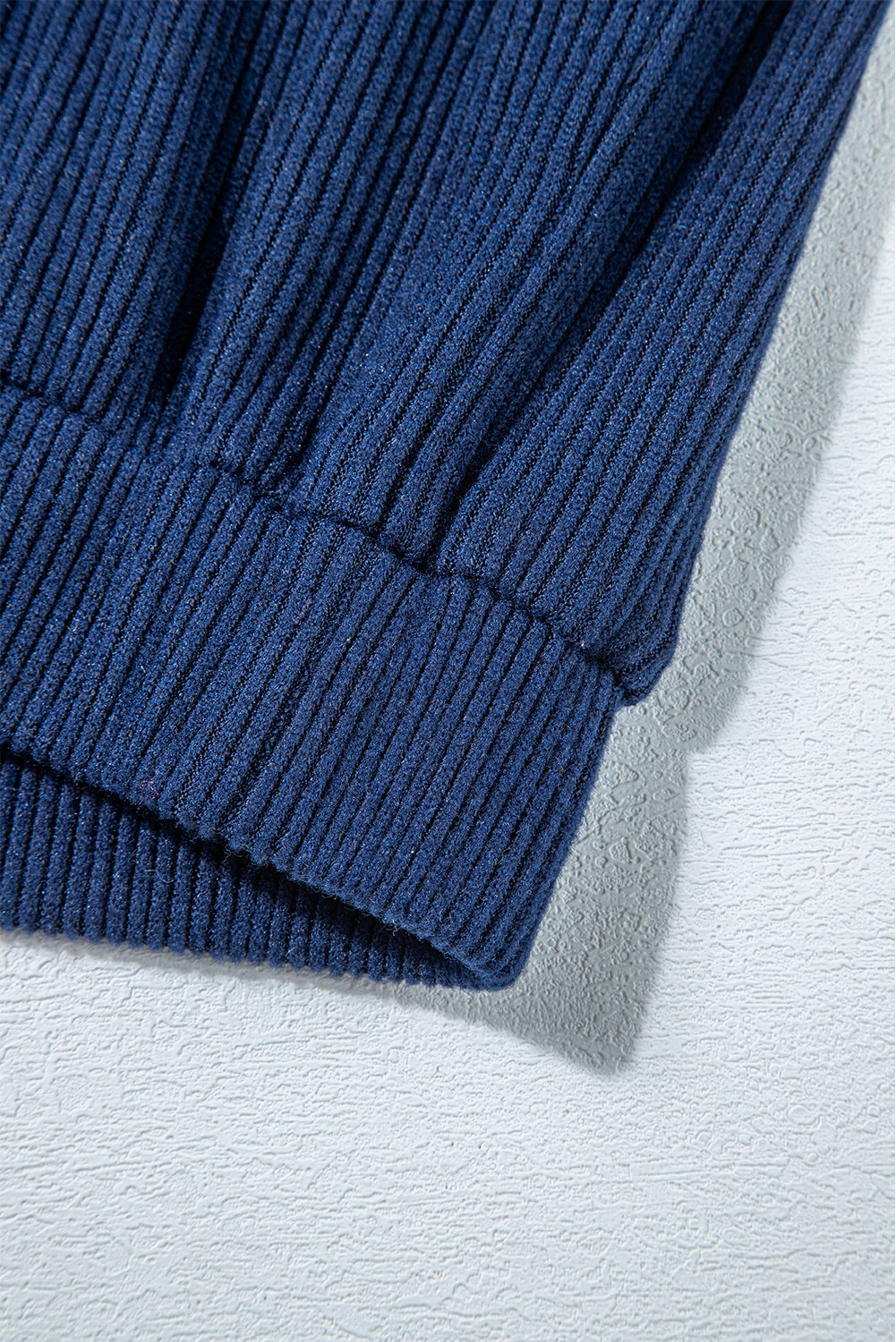 Marineblaues Set aus kurzem Hoodie und Jogginghose mit Kordelzug