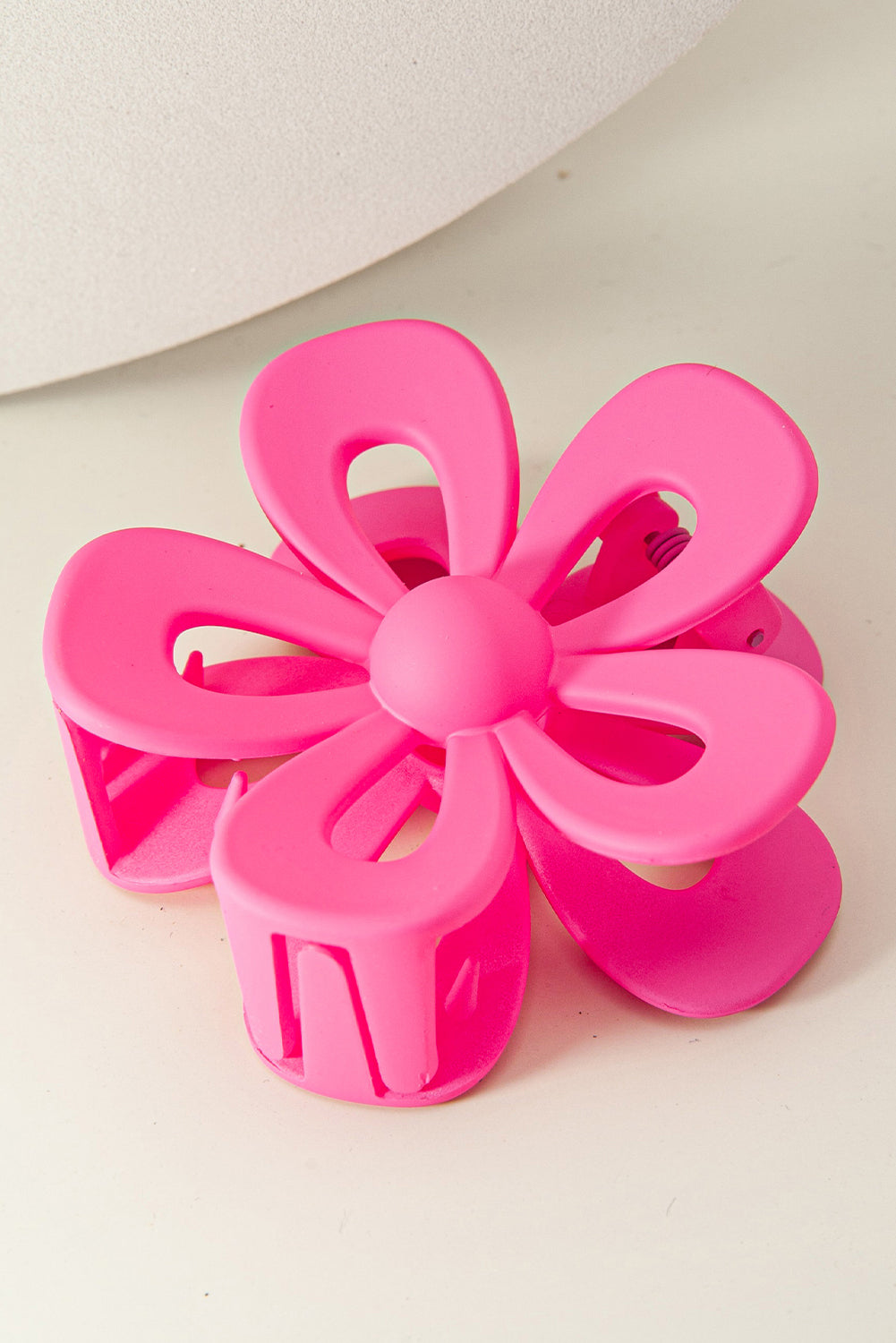 Rosenroter süßer Krallenclip in Form einer ausgehöhlten Blume