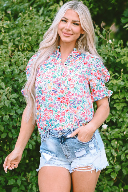 Rosa Bluse mit Blumenmuster, Knöpfen, Schlitz am Ausschnitt und Puffärmeln