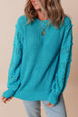 Türkisfarbener Pullover mit gerüschten Ösenärmeln