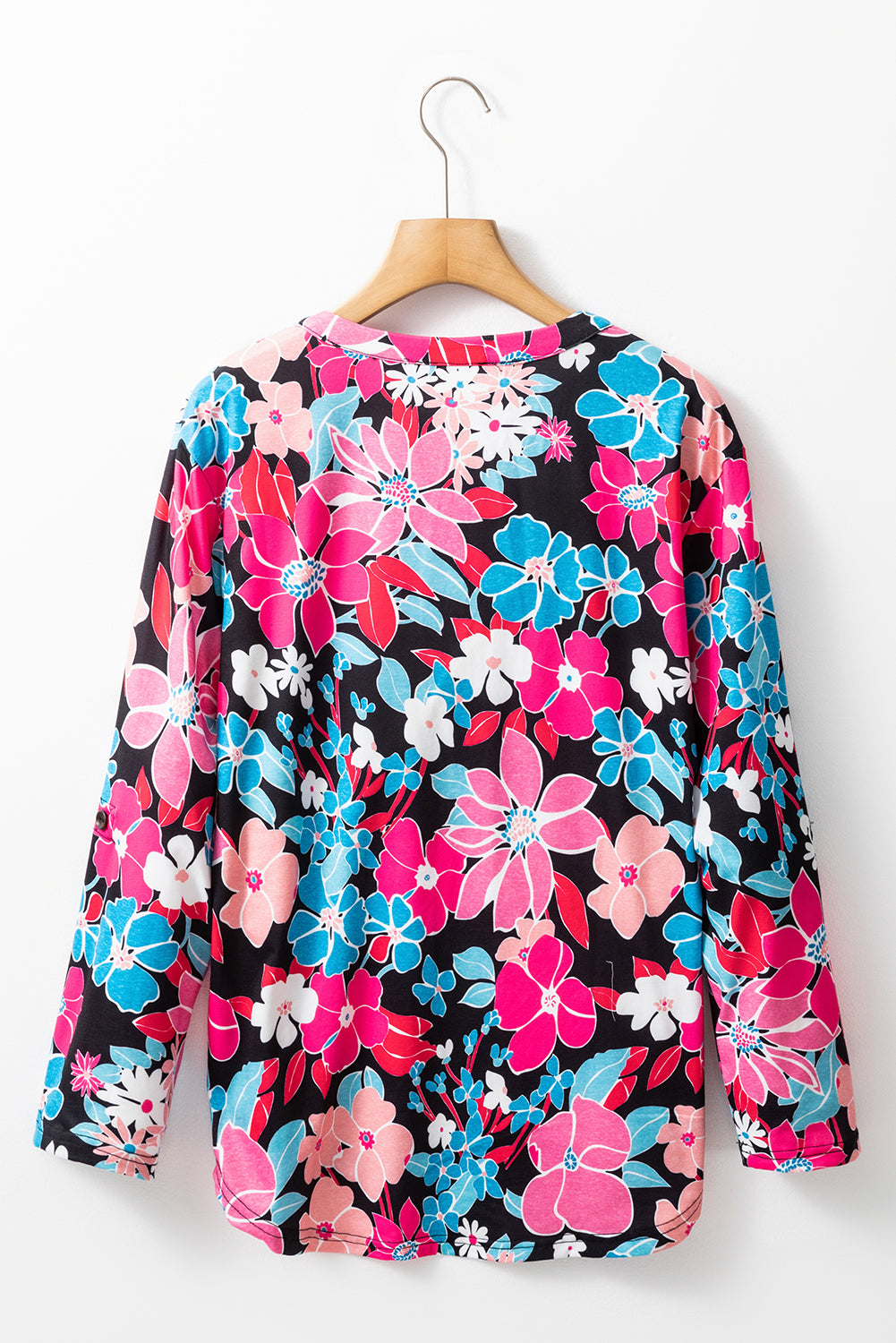 Rosa Bluse mit V-Ausschnitt und Rolllaschenärmeln und Blumenmuster